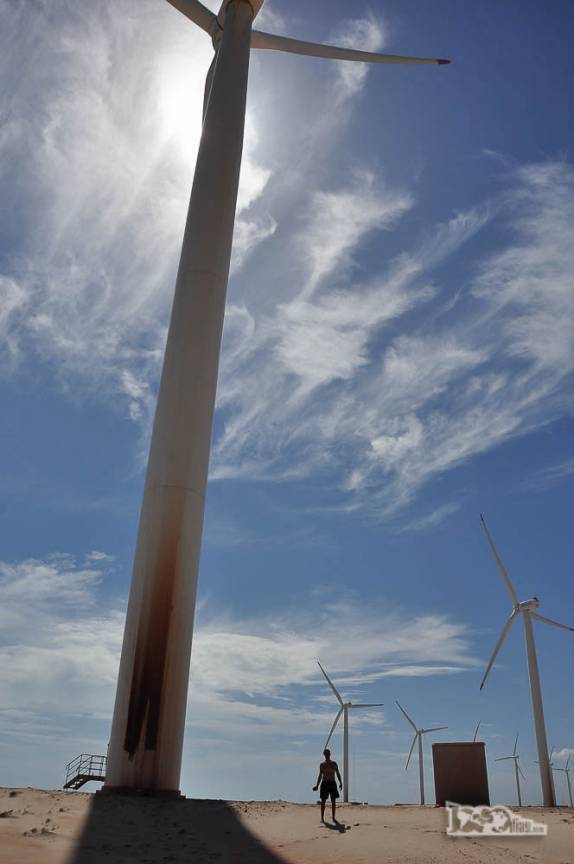 Aos pés dos enormes moinhos de vento do parque eólico na região de Canoa Quebrada, no litoral do Ceará